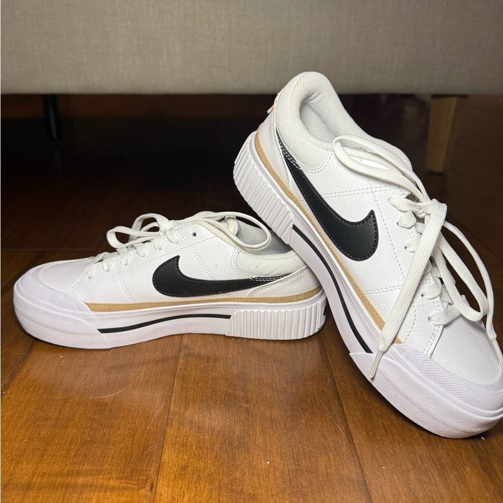 Nike White and Black Sneakers